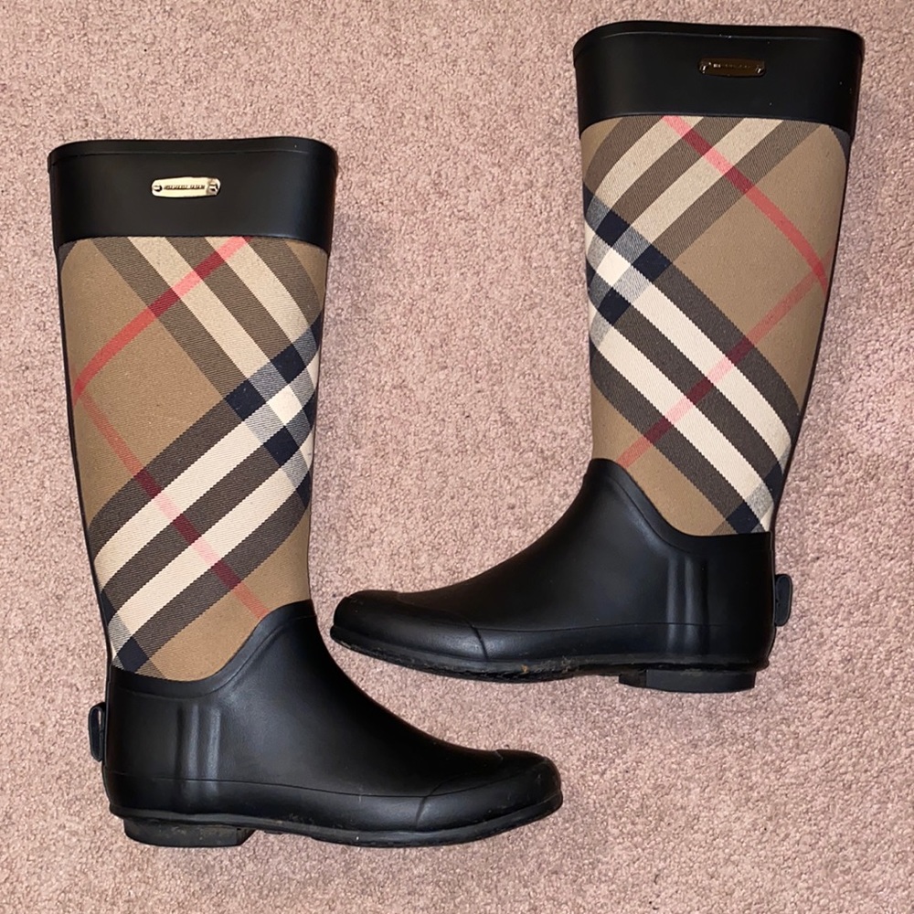 Burberry rainboots Size 37 (converts to size 6-7)